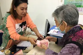 为高龄老人发放补贴 | 芝罘区烟台山社区新时代文明实践站开展“杏林送暖”活动图片