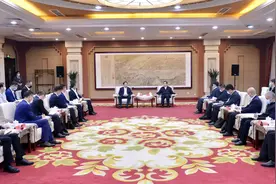 张超超与华为技术有限公司副总裁杨瑞凯一行进行座谈图片