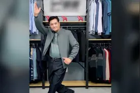 全程保持笑容，55岁大叔做服装主播走红视频封面