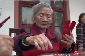 四川彭山105岁老人的长寿密码：看书读报遇事豁达，喜欢看英雄故事图片