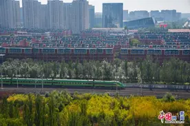 呼和浩特至西安首开“绿巨人”动车组图片