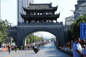 读图 | 2021环鄱阳湖自行车精英赛在上饶•玉山——三清山鸣枪开赛图片