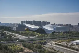 “绿巨人”亮相首府图片