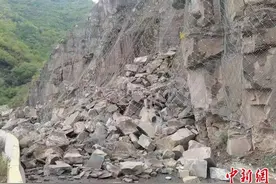 340国道山西太谷段突发山体滑坡 提前交通管制成功避免人员伤亡图片