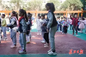 为了一个行动不便的小女孩，这所小学两次静悄悄地改造卫生间图片