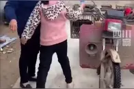“奶奶用十块钱卖掉了孩子的童年”图片