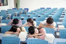 “想把自己的脑袋拧掉”！15岁“学霸”刷题头痛欲裂，竟是这里长反了图片