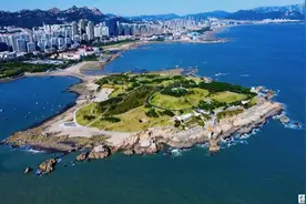 秋日大片！小麦岛，青岛海岸线上的“翡翠吊坠”图片