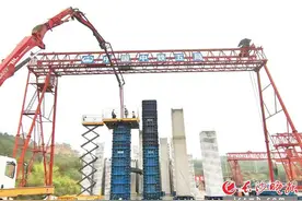 万家丽路北延线快改高架桥首根预制装配式墩柱完成吊装图片