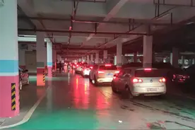 闲置红绿灯突然“开工”，长沙最大的小区遇堵图片