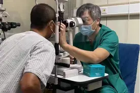 男子干活时，电钻钻头蹦进眼里……图片