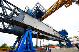 中泰铁路造桥机在襄阳完成制造图片