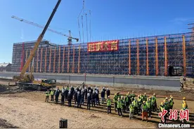 北黑铁路升级改造工程新建黑河站封顶图片