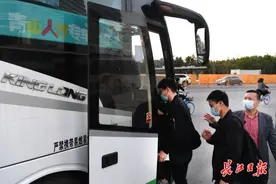 开通人才专车、推行先住后审、免费托管档案……青山“人才店小二”解决小问题营造大环境图片