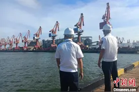 广东湛江启动海上防风Ⅱ级响应 渡口停运学校停课图片