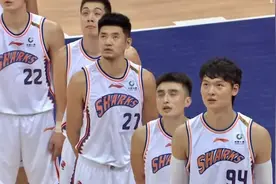 王哲林首秀16分9篮板！全新上海男篮首次公开亮相，季前赛一分憾负新疆图片