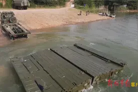 1小时，工兵搭建230米水上浮桥图片