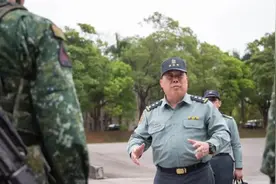 台“陆军司令”被爆偷偷摸摸访美，岛内舆论讽：“又买破烂”图片