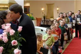 生了19个孩子的美国夫妻，生活竟过成这样图片