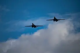 俄专家：美国战略轰炸机在立陶宛上空演练投掷核弹打击俄罗斯图片
