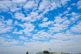 满天鱼鳞云！济南出现秋季少见的美丽蓝天白云图片