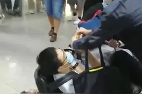 男子把摄像头藏在鞋子里偷拍，还是被睿智的民警识破了图片