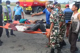 尼泊尔一辆大巴坠崖致28人死亡图片