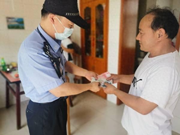 钱包到家逾期没人联系，钱被风吹走的表情包 配图01