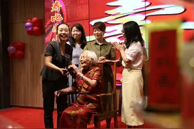 浏阳百岁老人才艺多，生日宴上“飙英语”图片