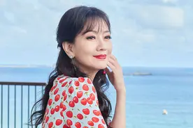 赵雅芝海边度假大片释出甜美可人 穿波点红裙笑容粲然似仙女图片