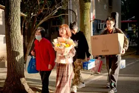 太开心了，77岁的她与志愿者大学生共唱快乐歌谣图片