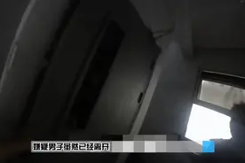 家中监控惊现撬锁小偷，民警楼内擒获嫌疑人图片