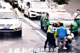 这一刻，凯里温度暖心！女骑警不慎摔倒，车流中大家纷纷出手帮她图片
