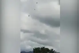 可怕瞬间！哥伦比亚士兵跳伞后降落伞未打开，直挺挺摔向地面图片