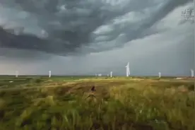 画面太震撼！“00后”小伙追拍风暴视频封面