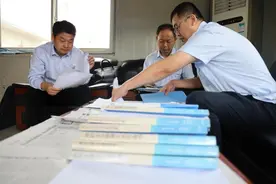 为4000多吨棉花，再上一道“保险”！青岛市应急局执法人员突击检查保税港区物流仓库图片
