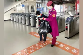 老年乘客坐武汉地铁很放心：“放大版”标示随处见，可约工作人员接送进出站图片