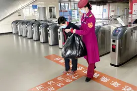 老年乘客坐武汉地铁很放心：“放大版”标示随处见，可约工作人员接送进出站图片
