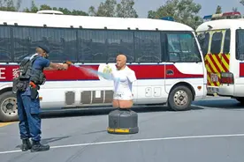 为提升止暴制乱成效，港警引入“胡椒水发射器”，17日起开始试用图片