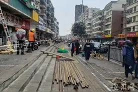 合肥一小区外墙脱落车损人伤后续：正搭建安全防护网 社区人员值守护学图片