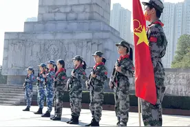 一场特殊的入队仪式！建队日，郑州市二七区人和路小学在纪念碑前集结图片