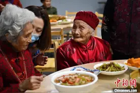 成都“千岁宴”：121岁祖祖携长寿老人话重阳图片