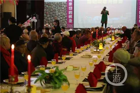 理发、洗脚、吃长桌宴……重阳节前养老城里传出欢声笑语图片
