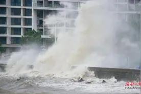 受台风影响，海南多地进出港航班取消、公交线路停运、大桥封闭……图片