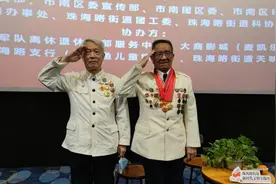 青岛市南区“奋斗吧青春拼搏吧青年”庆祝中华人民共和国成立72周年主题电影宣讲党课上演图片