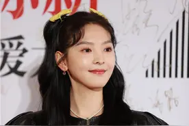甜心少女！章若楠小黑裙现身 双马尾发型俏皮可爱图片