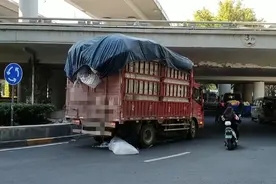 郑州西三环建设西路一货车卡桥，塑料瓶散落一地图片