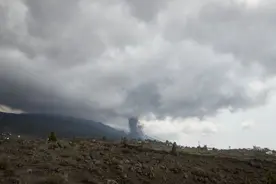 西媒文章：神奇的火山喷发现象图片