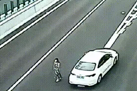 在高速上停车倒车，甚至招手拦车，只为问个路…？网友：这是拿命问路啊图片