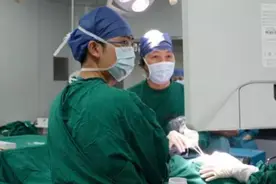才21岁，“黑眼珠已经变白！”网友：再也不敢这么做了……图片
